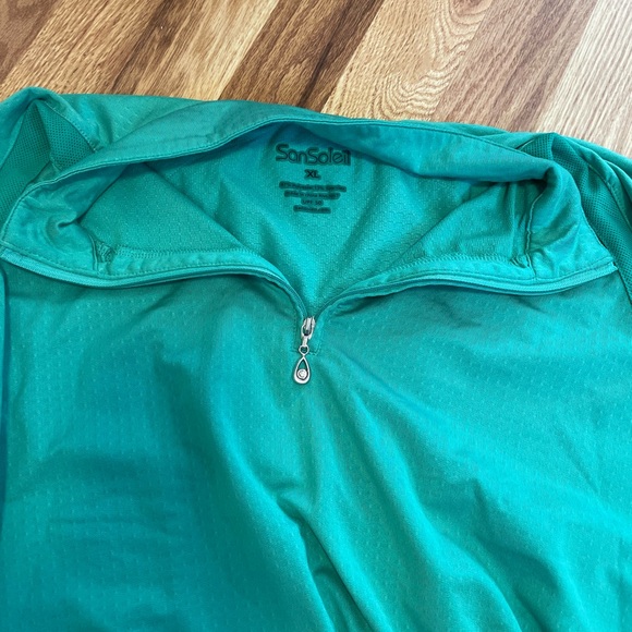 Beautiful green San Soleil Sunshirt - Picture 5 of 6